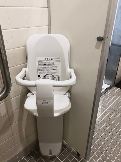 空港内トイレにベビーチェアを設置しました | 久米島空港
